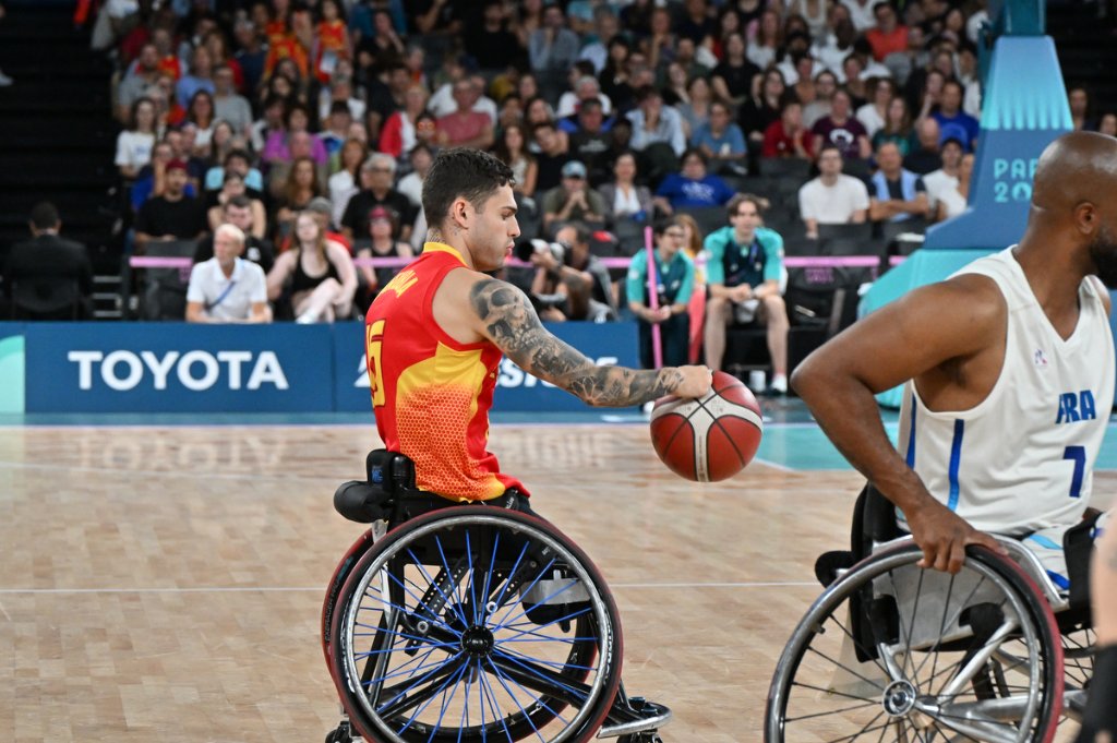 Spanish player No.25 driving hard toward the basket