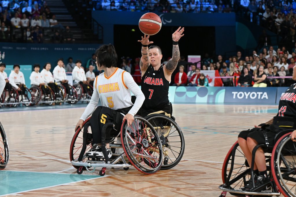 Canada player No.7 throwing an outlet pass