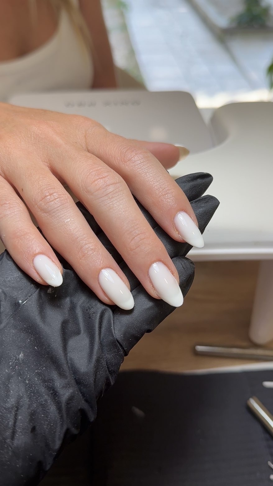 Ongles blanc laité effet amande