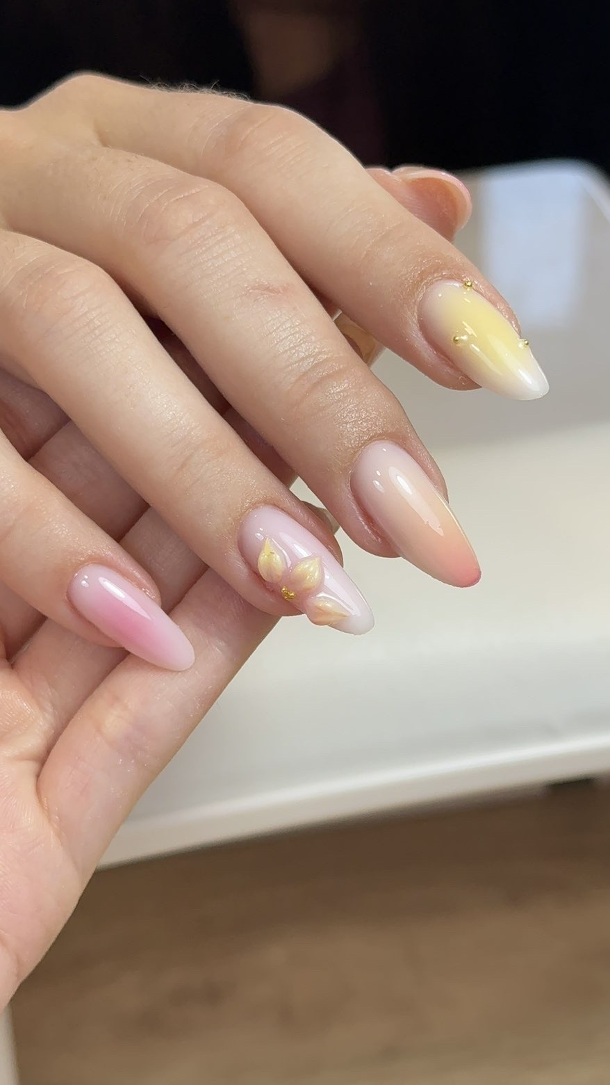 Ongles dégradé multicolore avec nail art floral