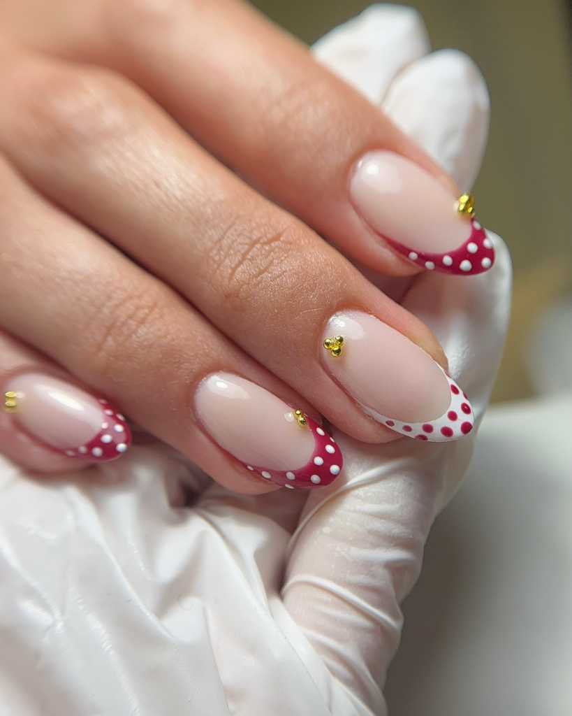 French rouge à pois et perles dorées