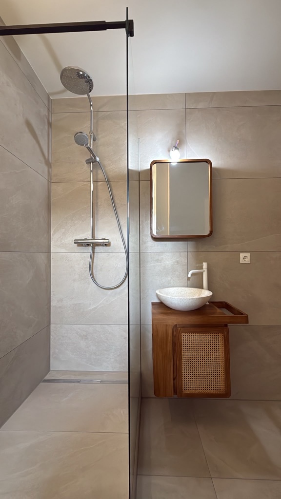 Walk-in Dusche und Waschbecken