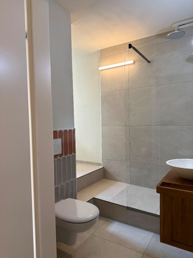 Badezimmer mit WC und Dusche