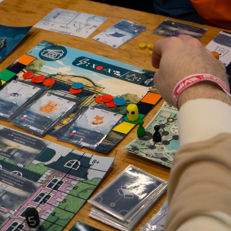 Ghosttown im Spieltest auf einem Tisch.