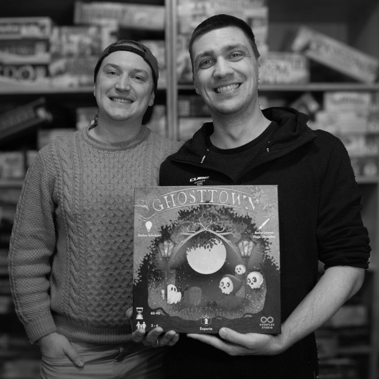 Julian Lindner (links) und Stefan Schröder von Everplay Studio mit ihrem Brettspiel Ghosttown.