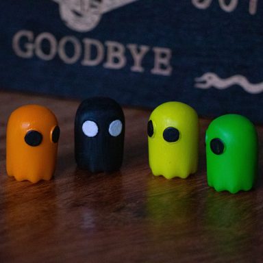 Vier farbige Geisterfiguren von Ghosttown.