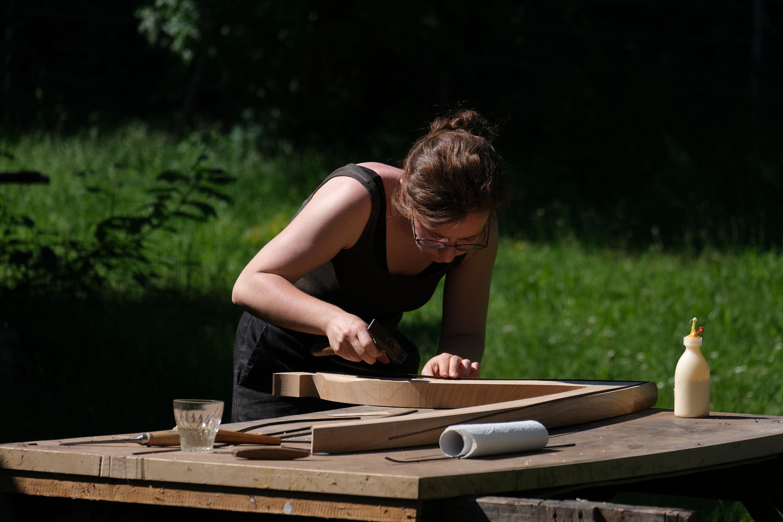 Annika Regelsberger arbeitet an einem Harfenbauteil von Artefakt Instrumentenbau.