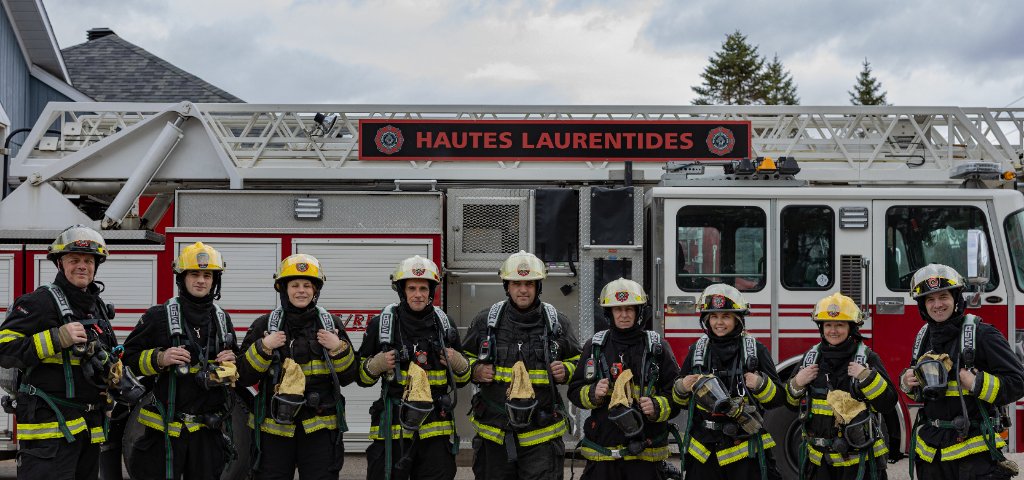 Équipe de pompiers devant la caserne