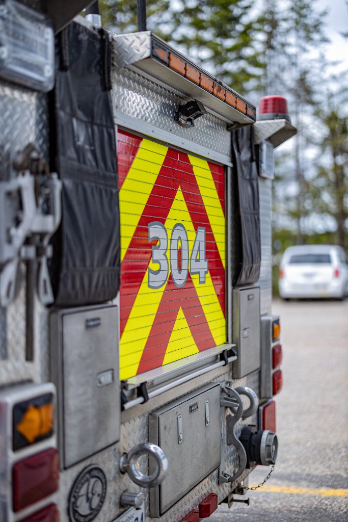 Camion de pompiers avec panneau SOS