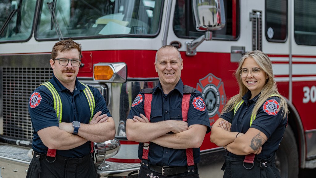 Équipe de pompiers devant le camion de pompiers