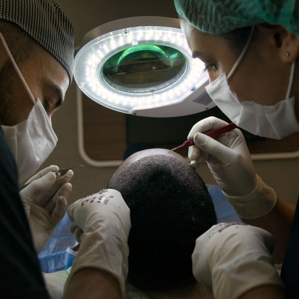 Equipo médico de Capilar Clinique durante una intervención