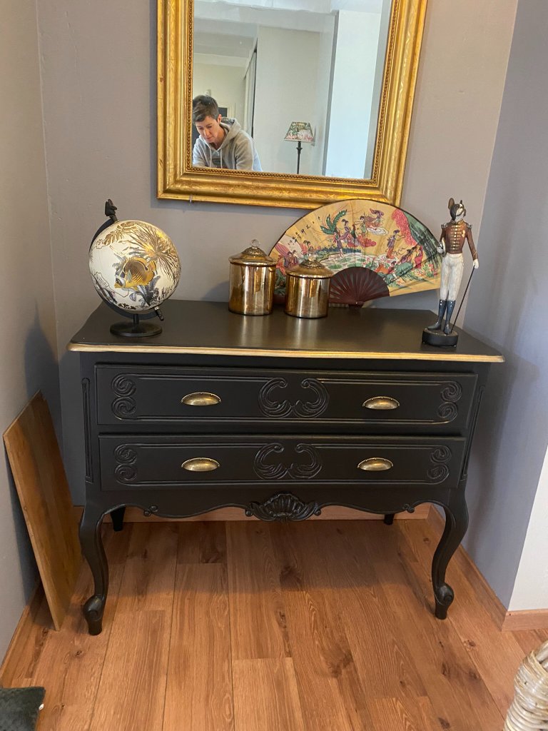 Commode noire sculptée