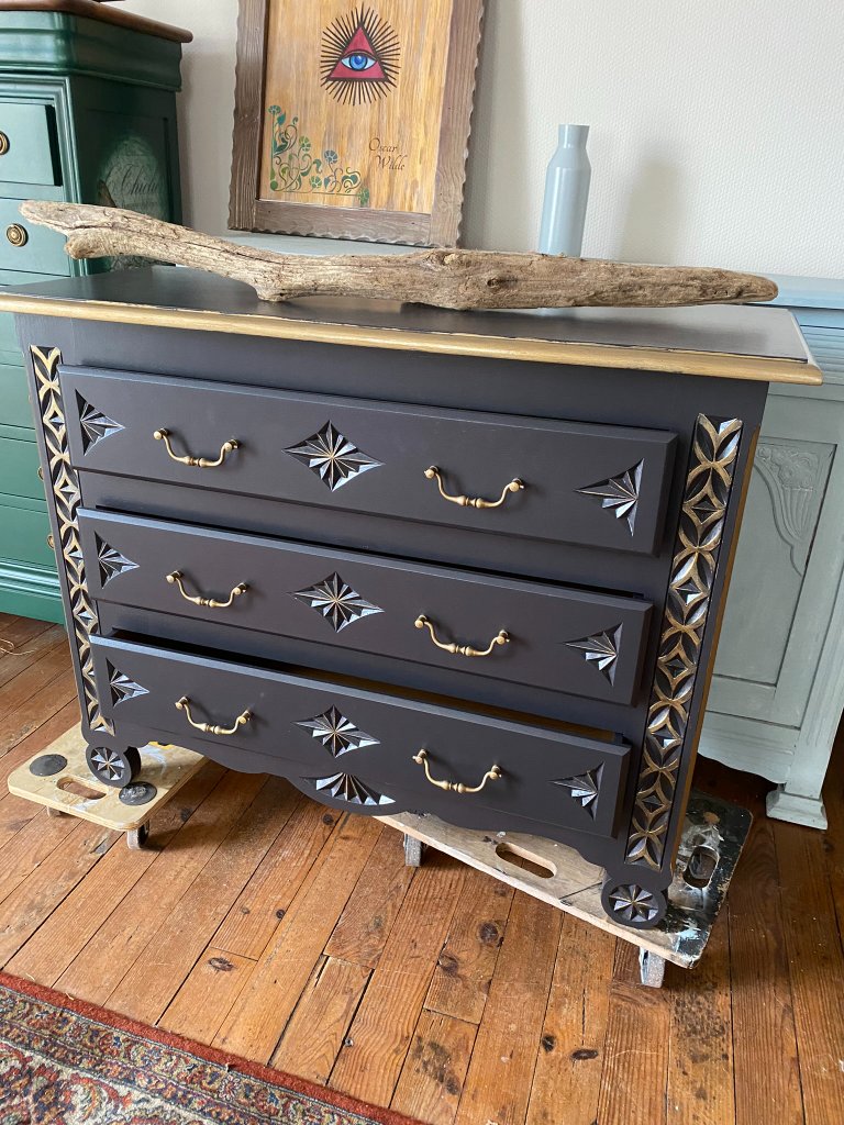 Commode grise à motifs