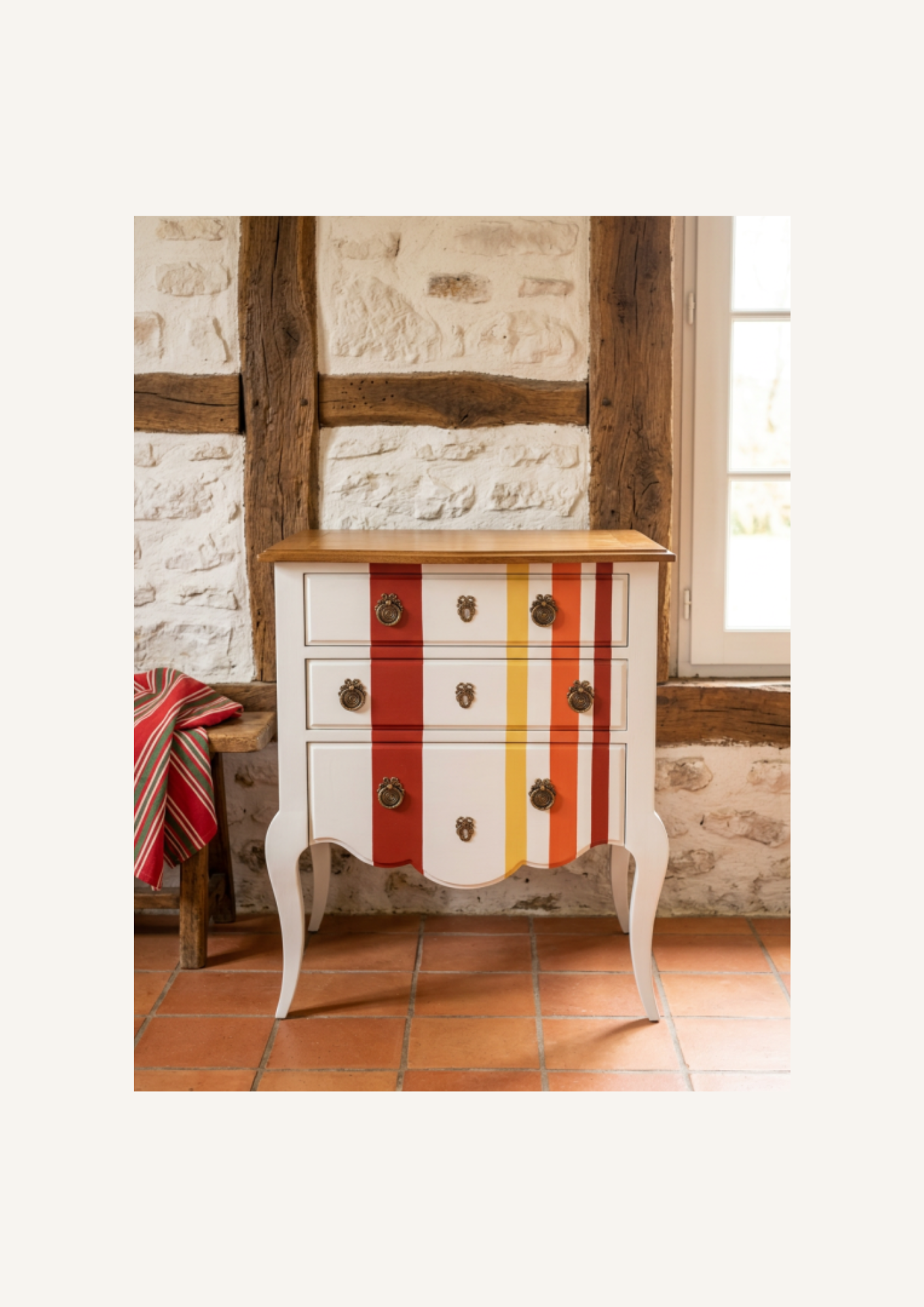 Commode blanche rayures colorées