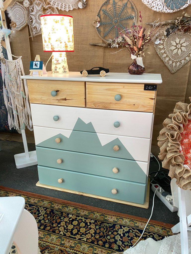 Commode montagne peinte