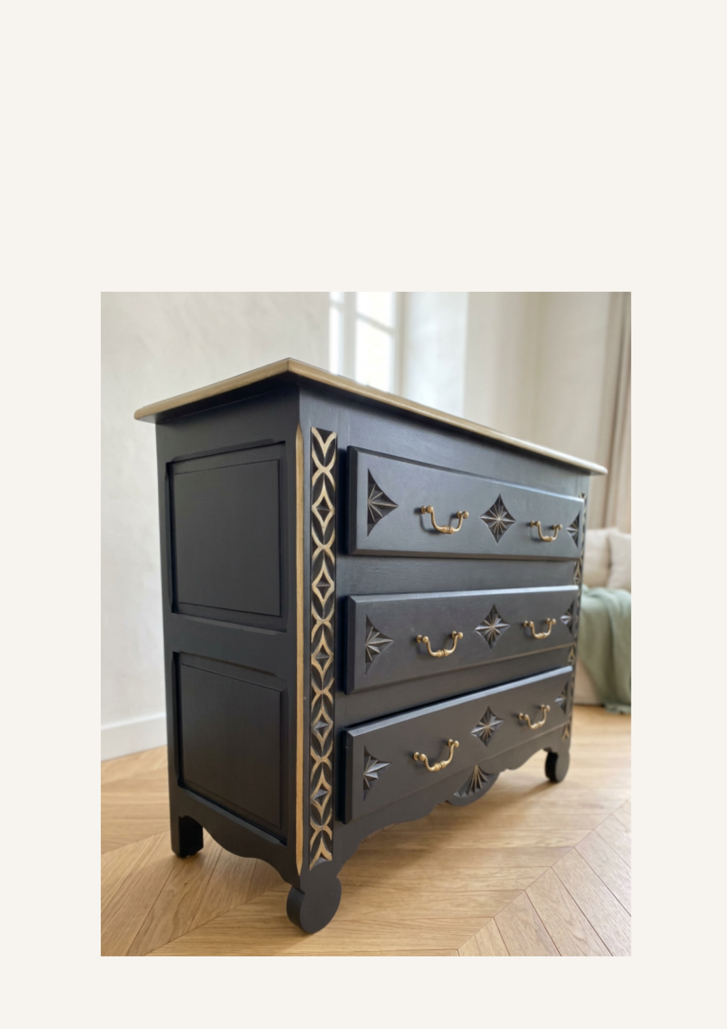 Commode noire motifs dorés