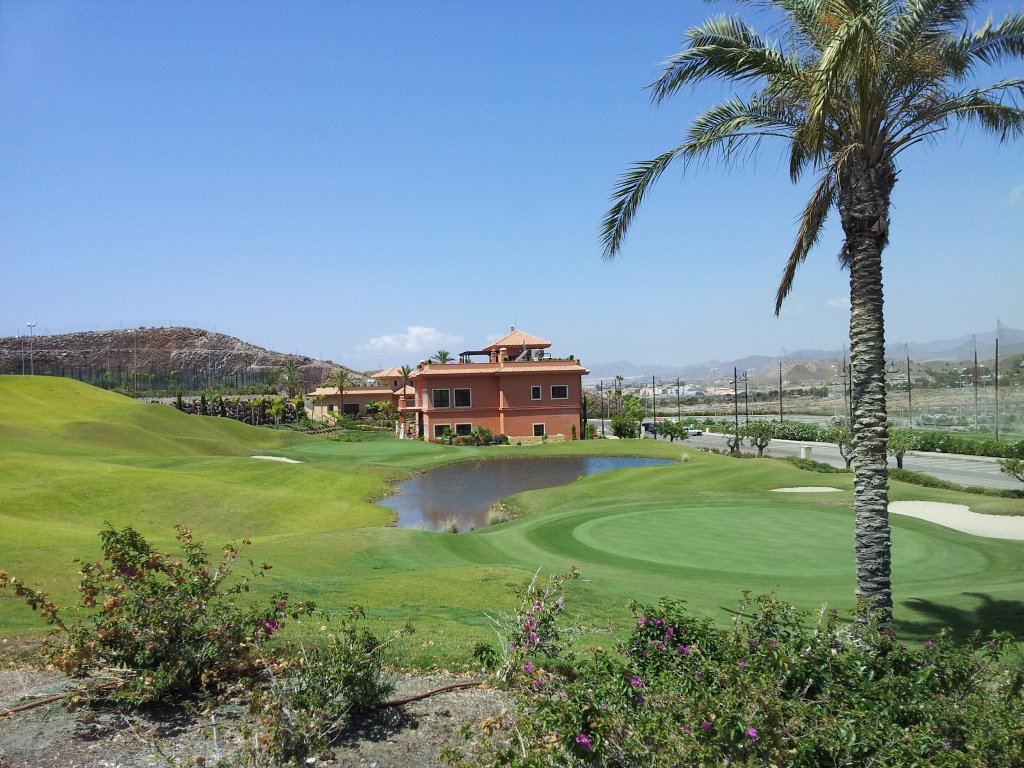 Golf resort con lago y palmeras