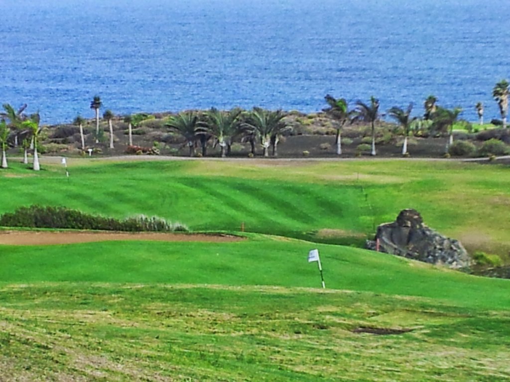 Campo de golf con lago