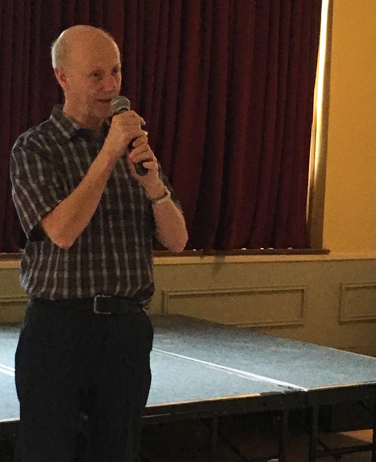 Pat Murphy explaining the Carrowbeg Set · October 5, 2019