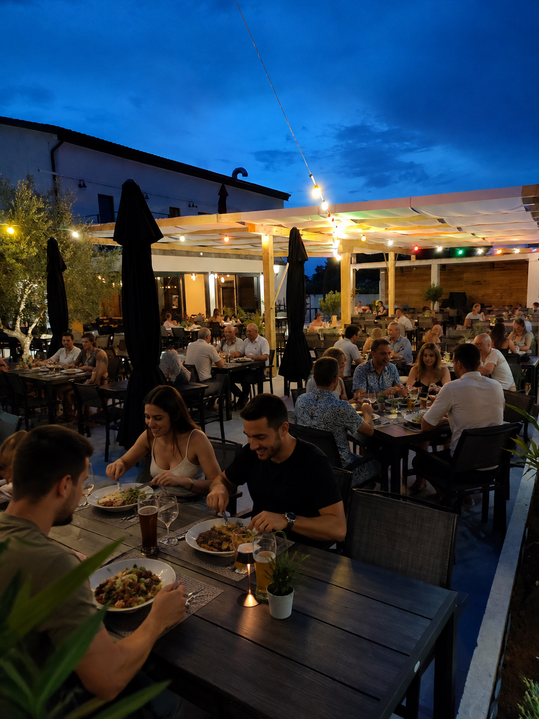 Konoba Joki – terasa u večernjim satima