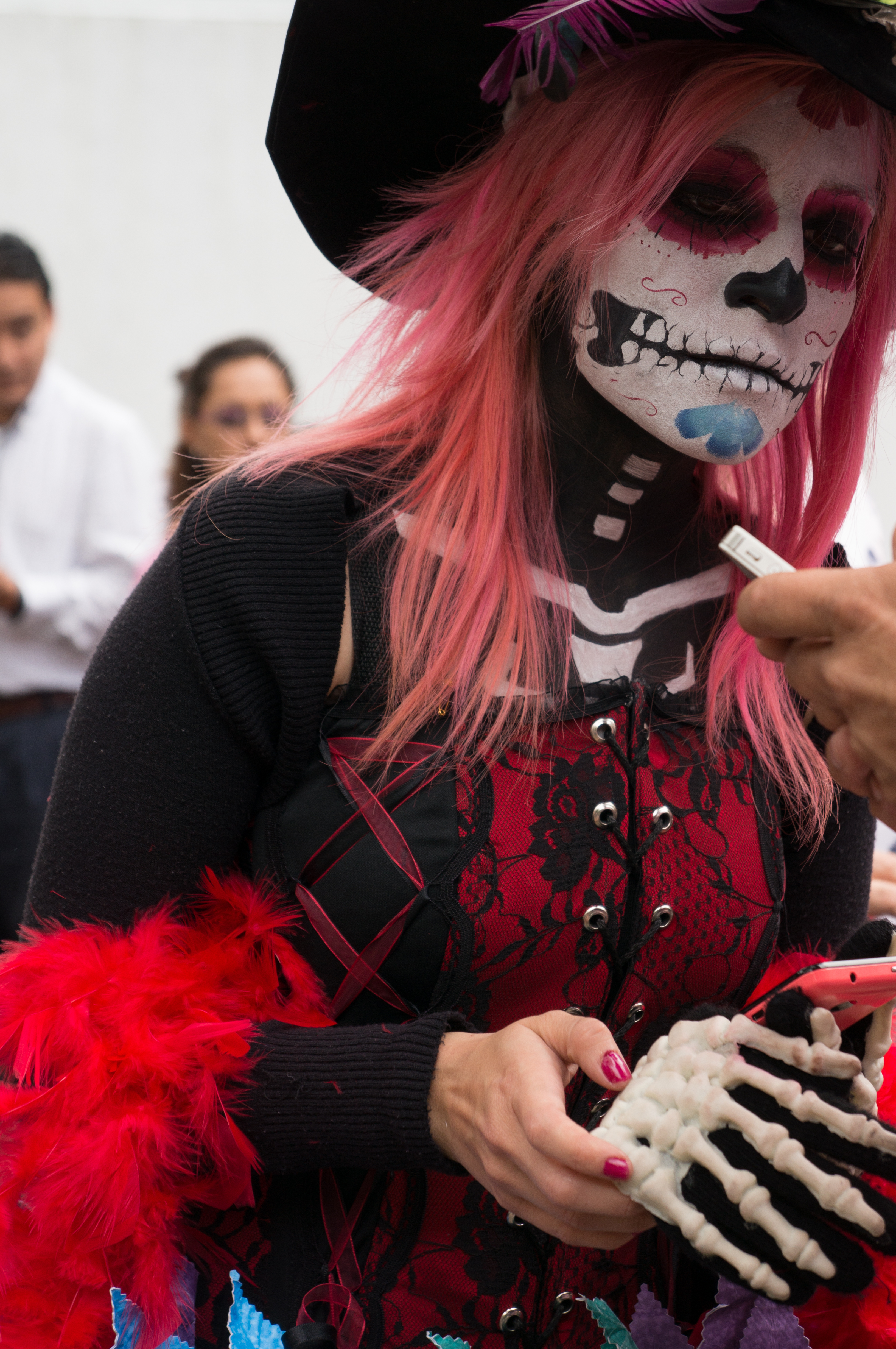 Catrina con maquillaje tradicional de Día de Muertos