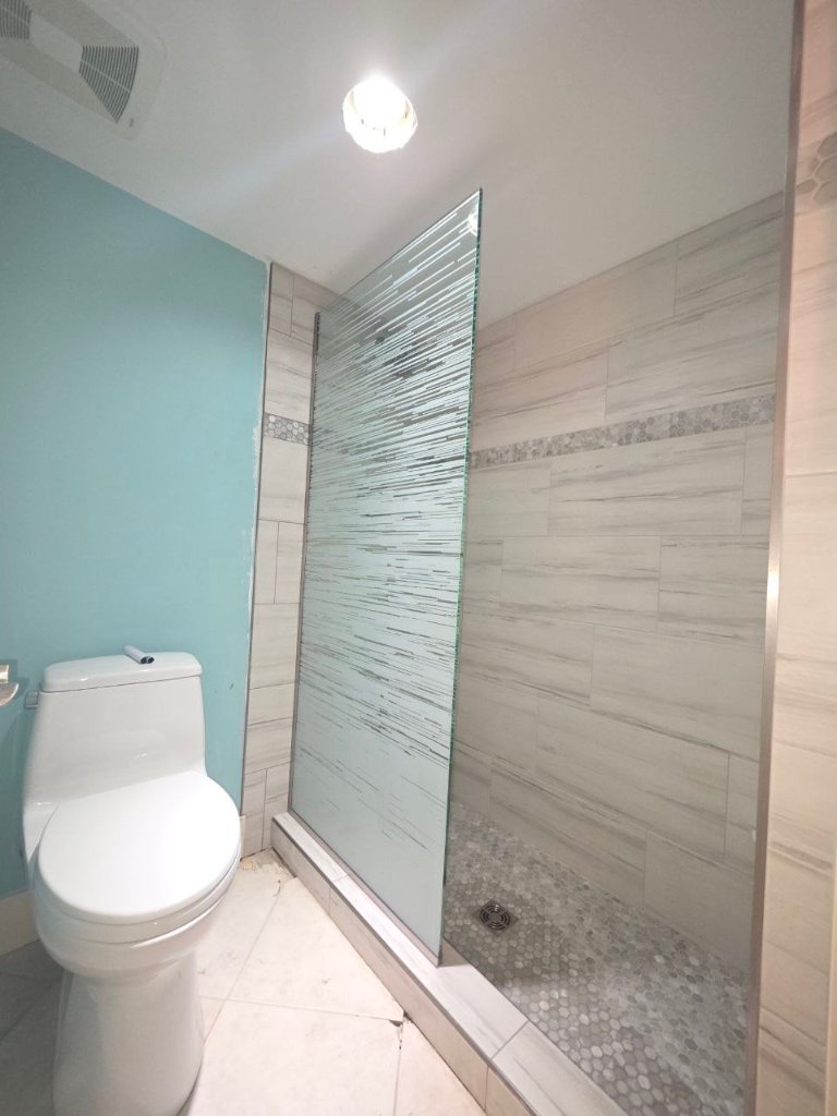 Horizontal texture bands on a shower enclosure