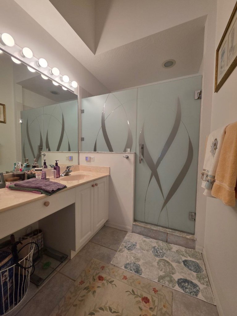 Sweeping frosted accents on bathroom glazing