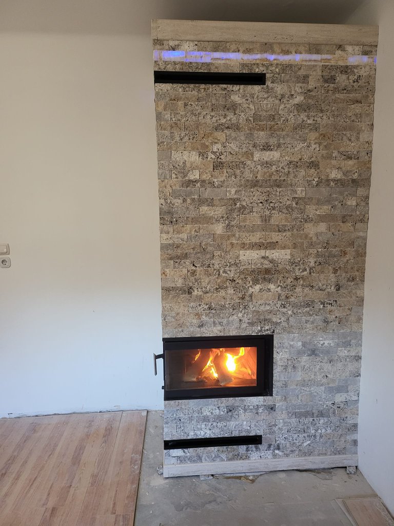 Modern kő kandalló – kék világítás