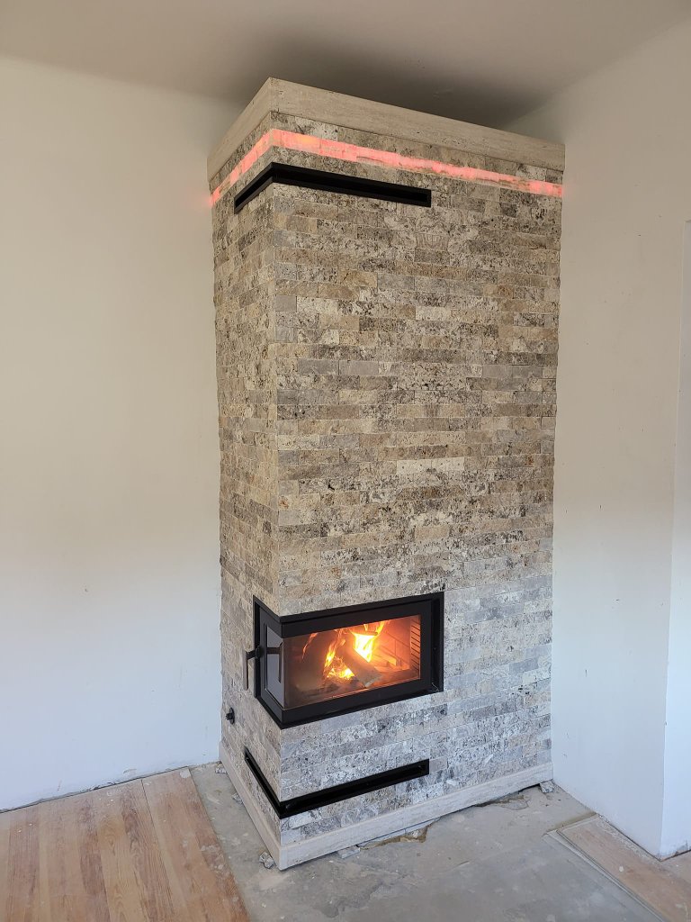 Modern kő kandalló – vörös világítás