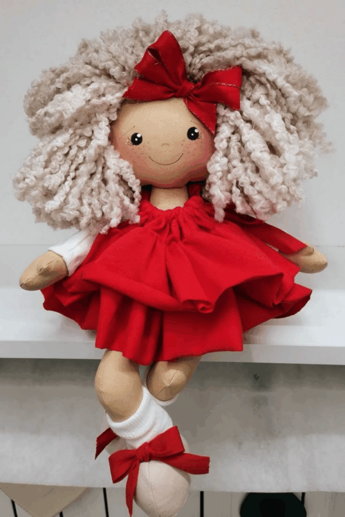 Boneca vestido vermelho laço