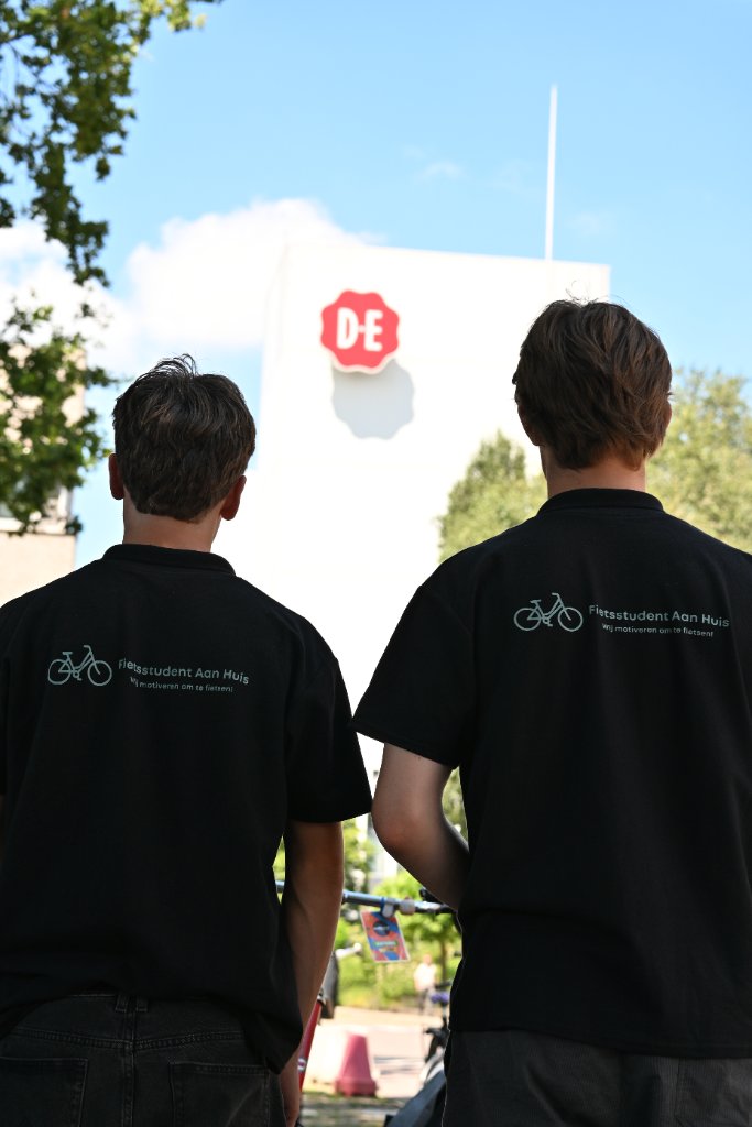 Tijmen en Chiel op locatie bij een bedrijf