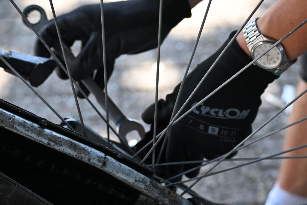 Fietsenmaker werkt aan een wiel aan huis