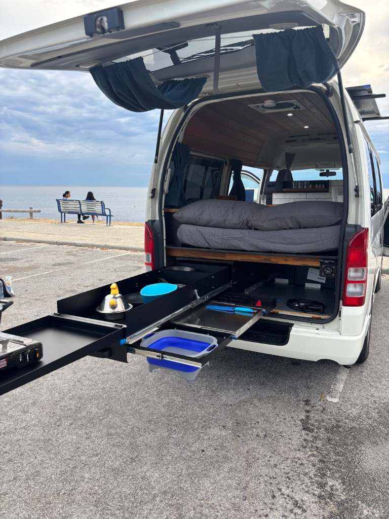 Pull-out rear drawers & kitchen