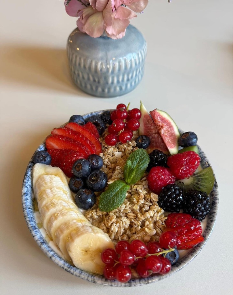 Granola Bowl mit frischen Früchten