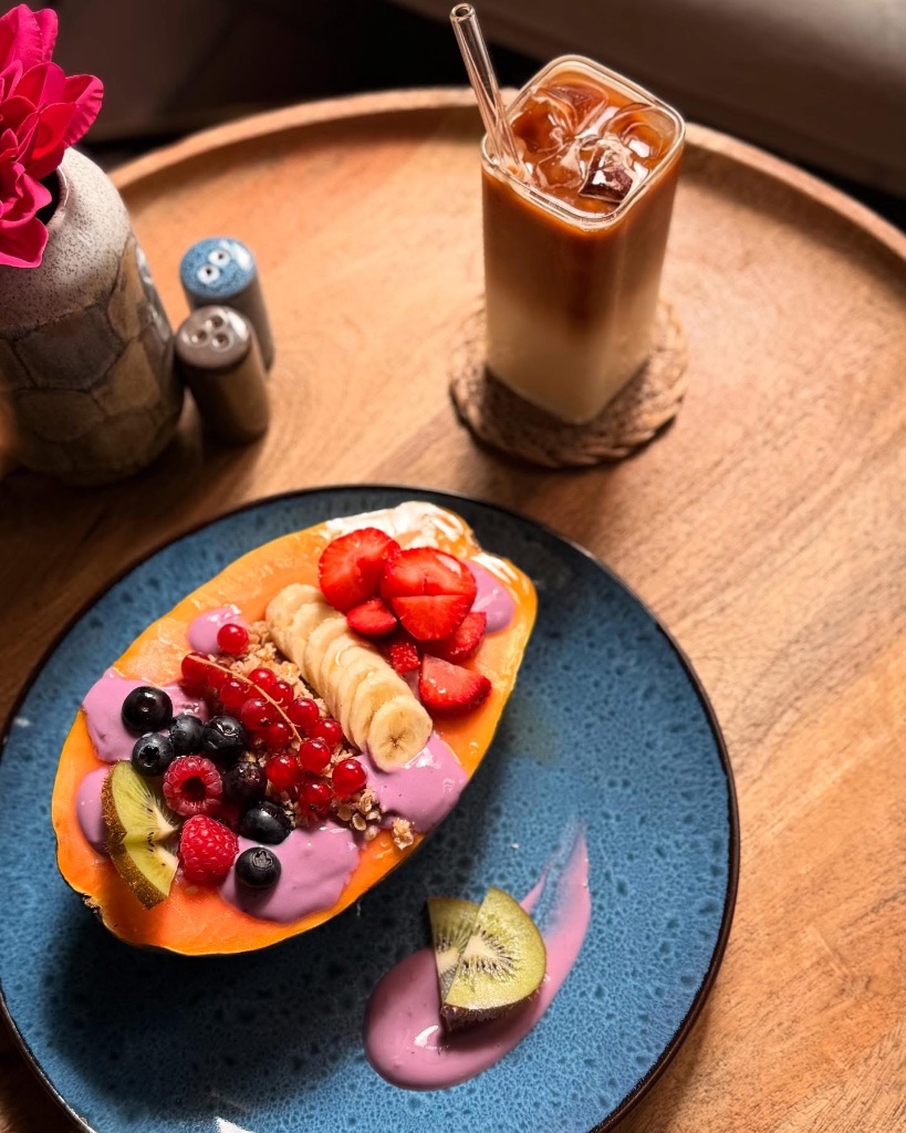 Joghurt in Papaya mit Früchten