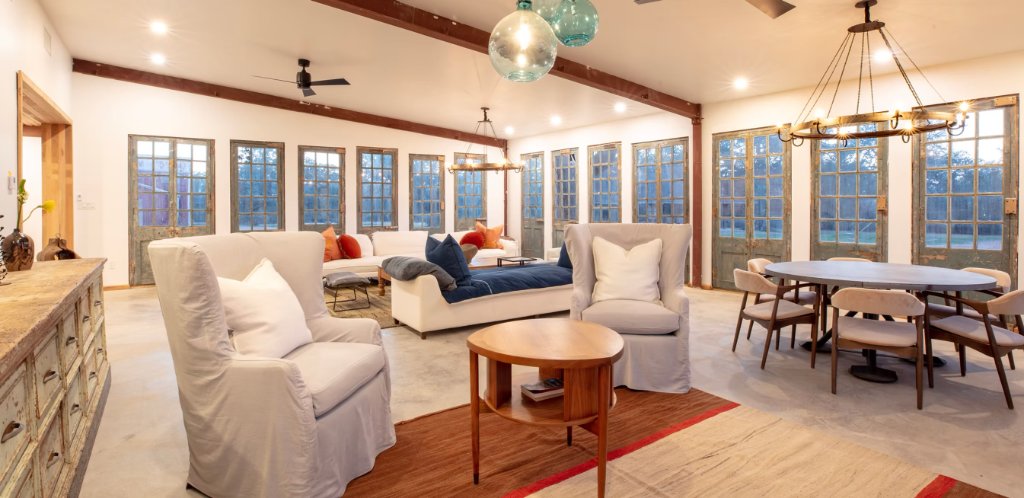 Spacious open living and dining area at Oakbones