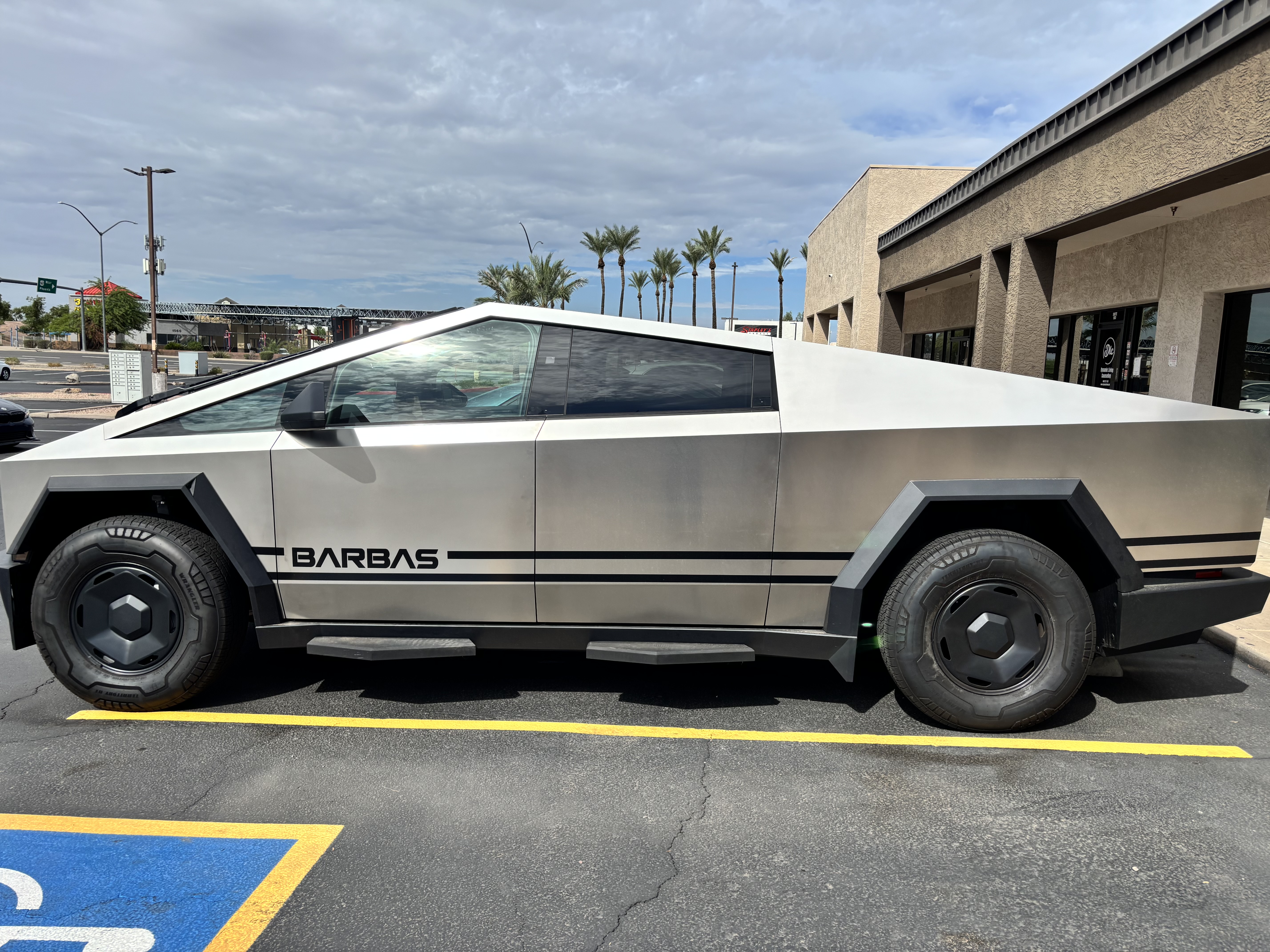 TESLA CYBERTRUCK