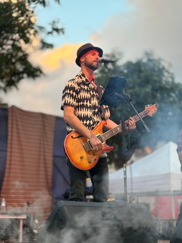 Retrato de Pablo Santana, Voz/Guitarra