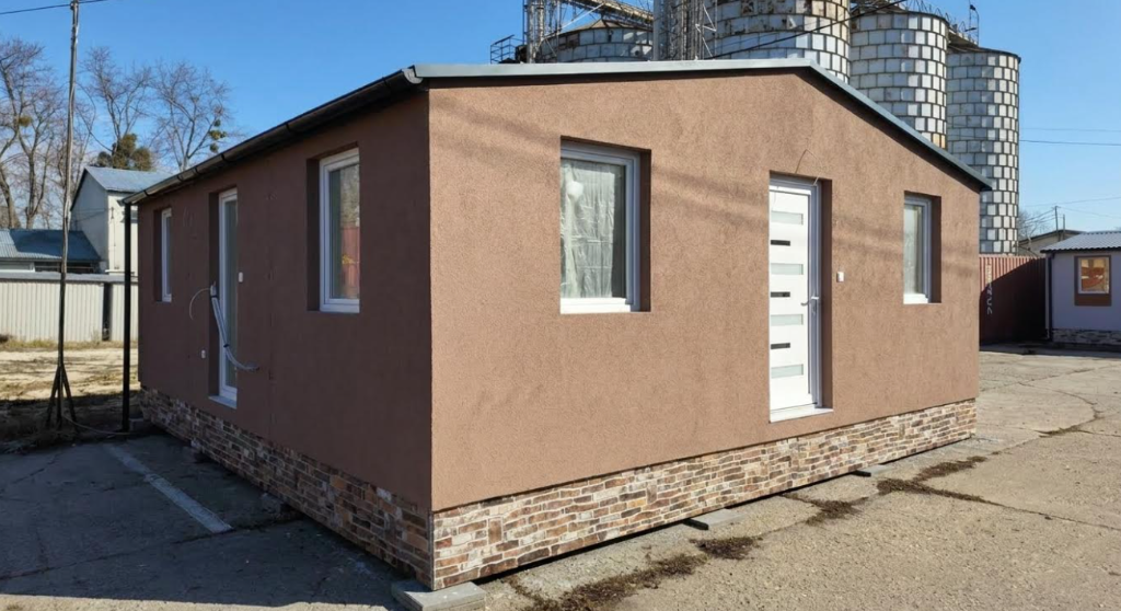 Készletről eladó 56 m²-es barna modulház tégla lábazattal