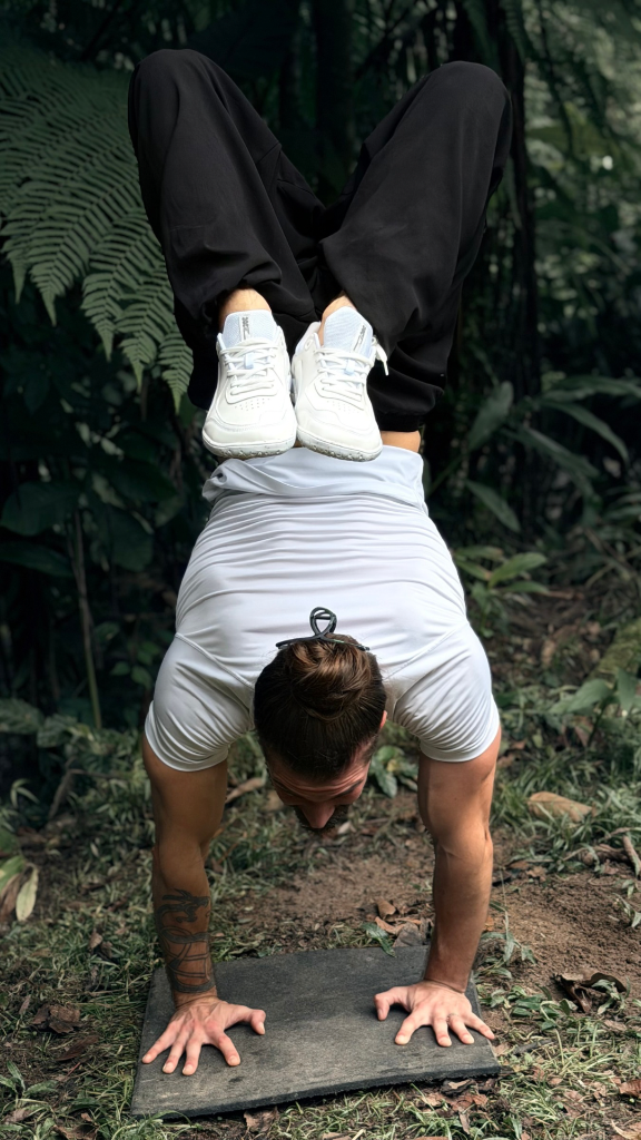 Prática de handstand na natureza