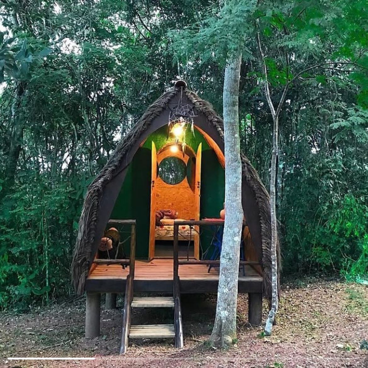 Cabanas de palha na floresta