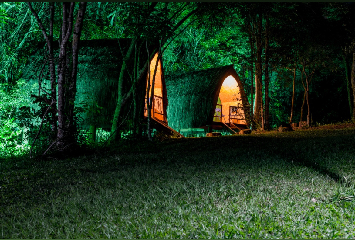Cabanas iluminadas à noite