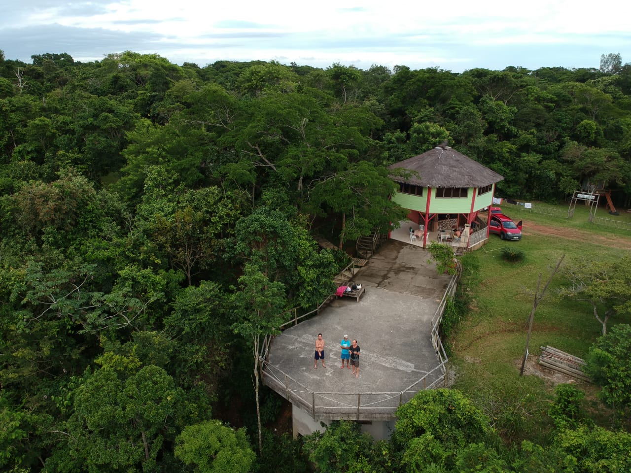 Estrutura na floresta do Tayra Ecoparque