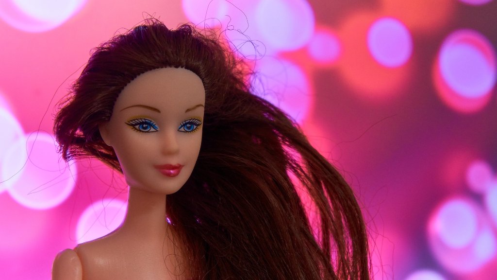 Artificial Intelligence and the Dichotomy of Worlds: A Reflection from the Barbie Universe