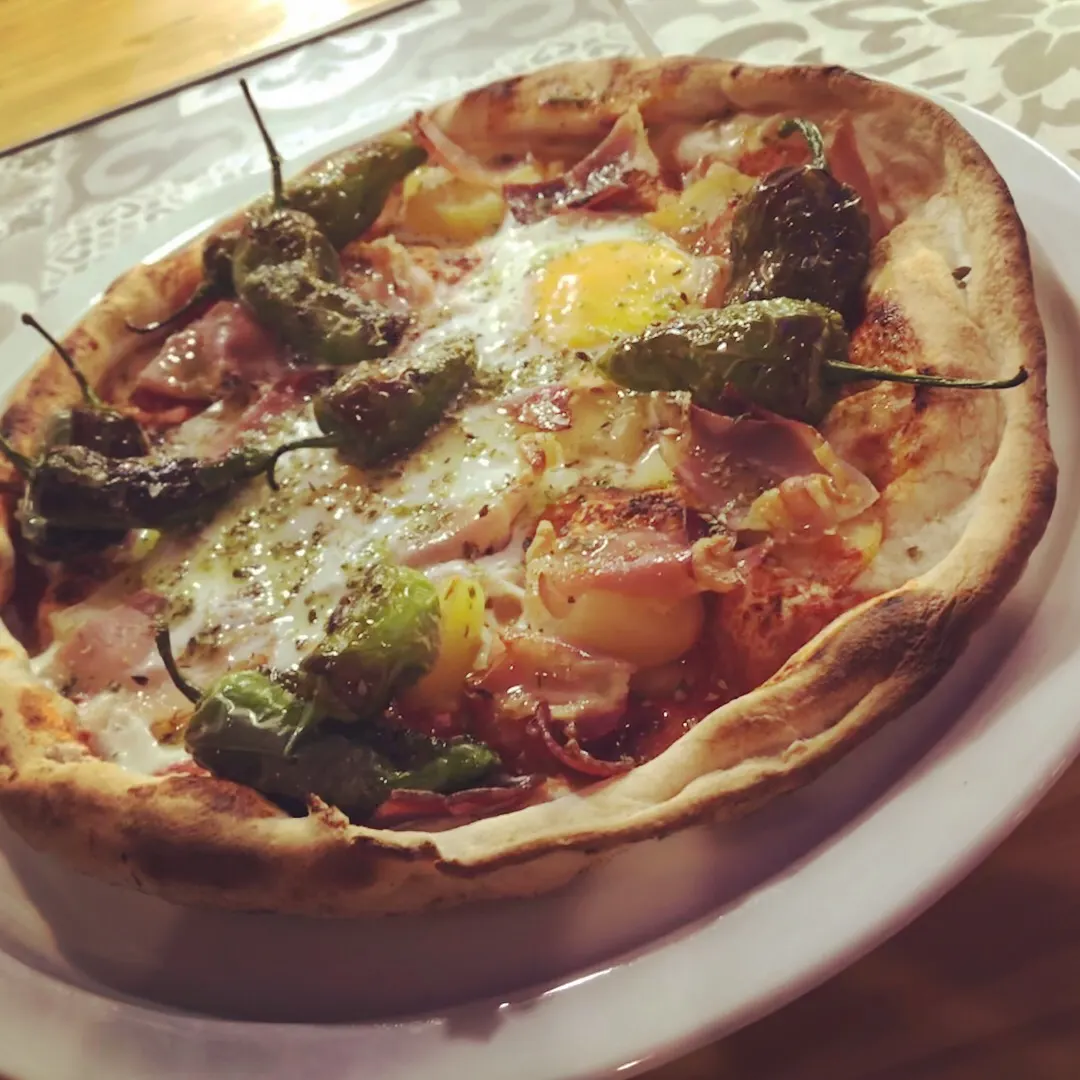 Ous estrellats pizza at L'Antiga Sastreria