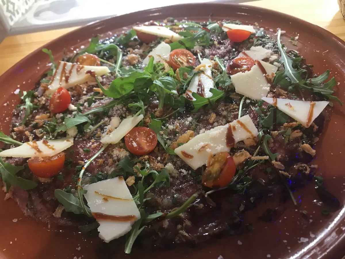 Producto de proximidad: tomates, albahaca y ingredientes frescos