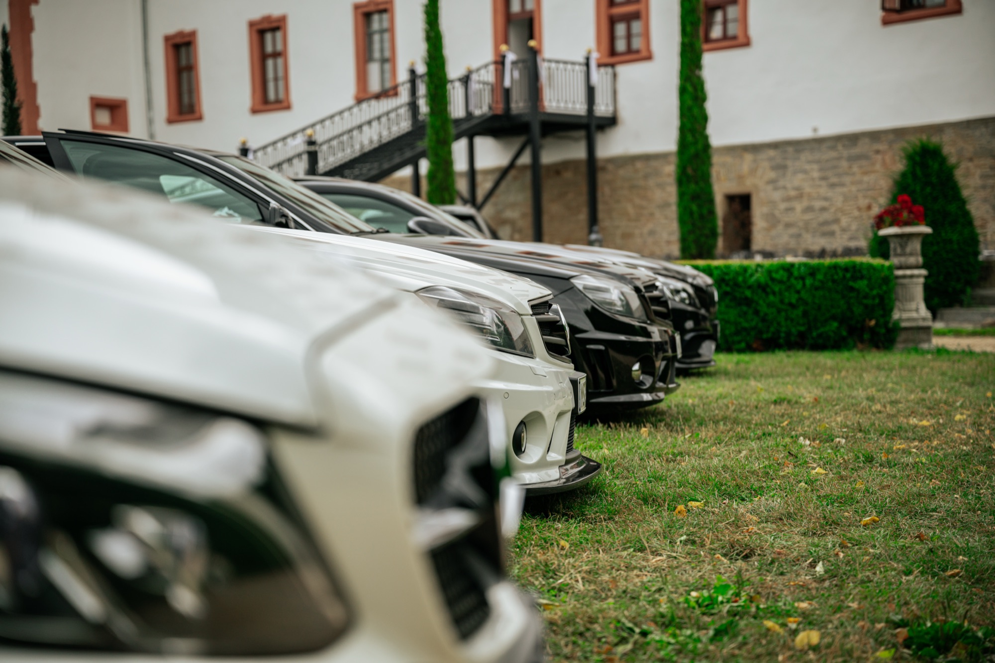 Fahrzeugreihe im Schlosspark