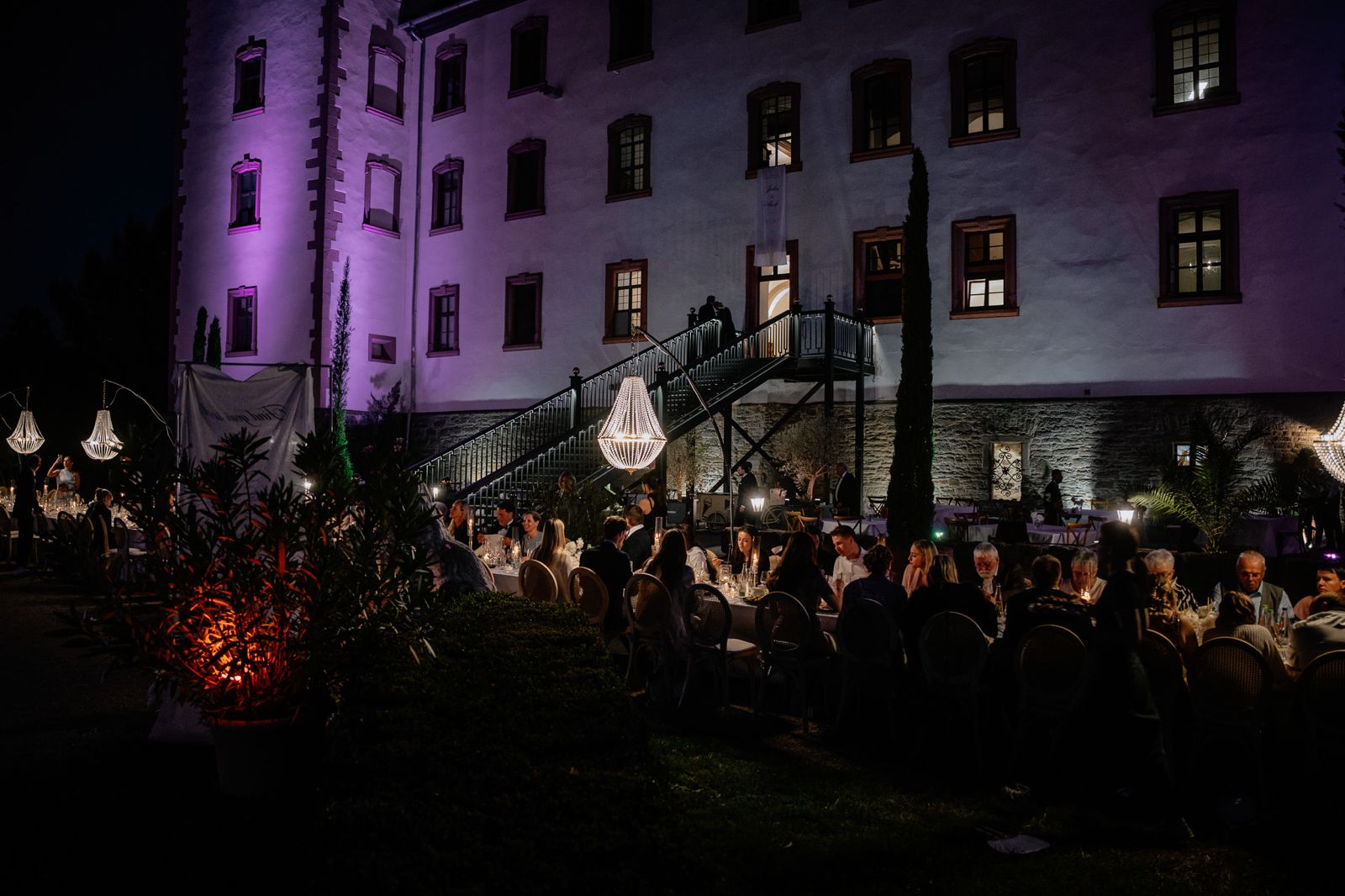 Liveband am Brunnen im roten Bühnenlicht bei Nacht