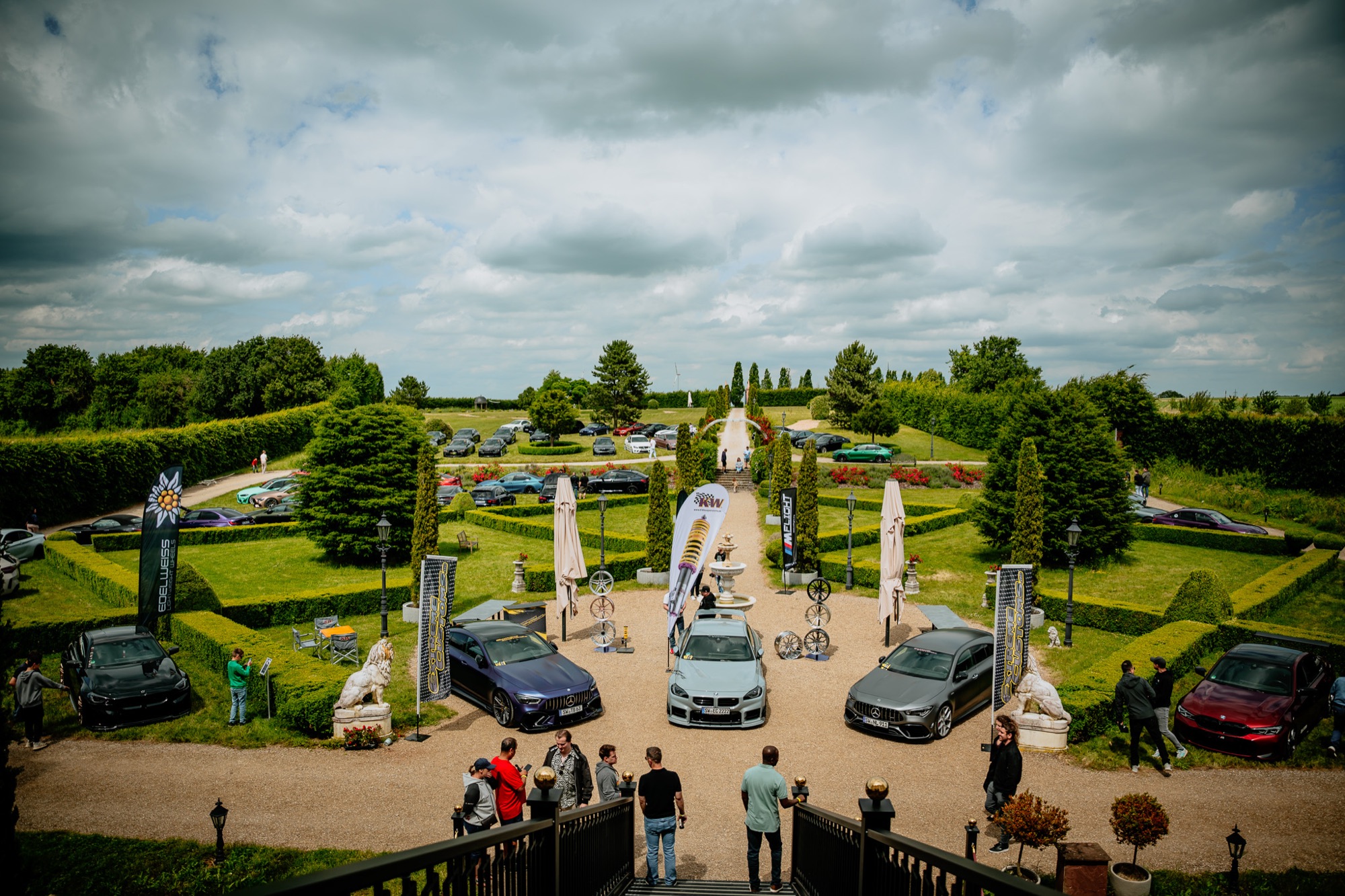 Autotreffen im Barockgarten vor dem Schloss