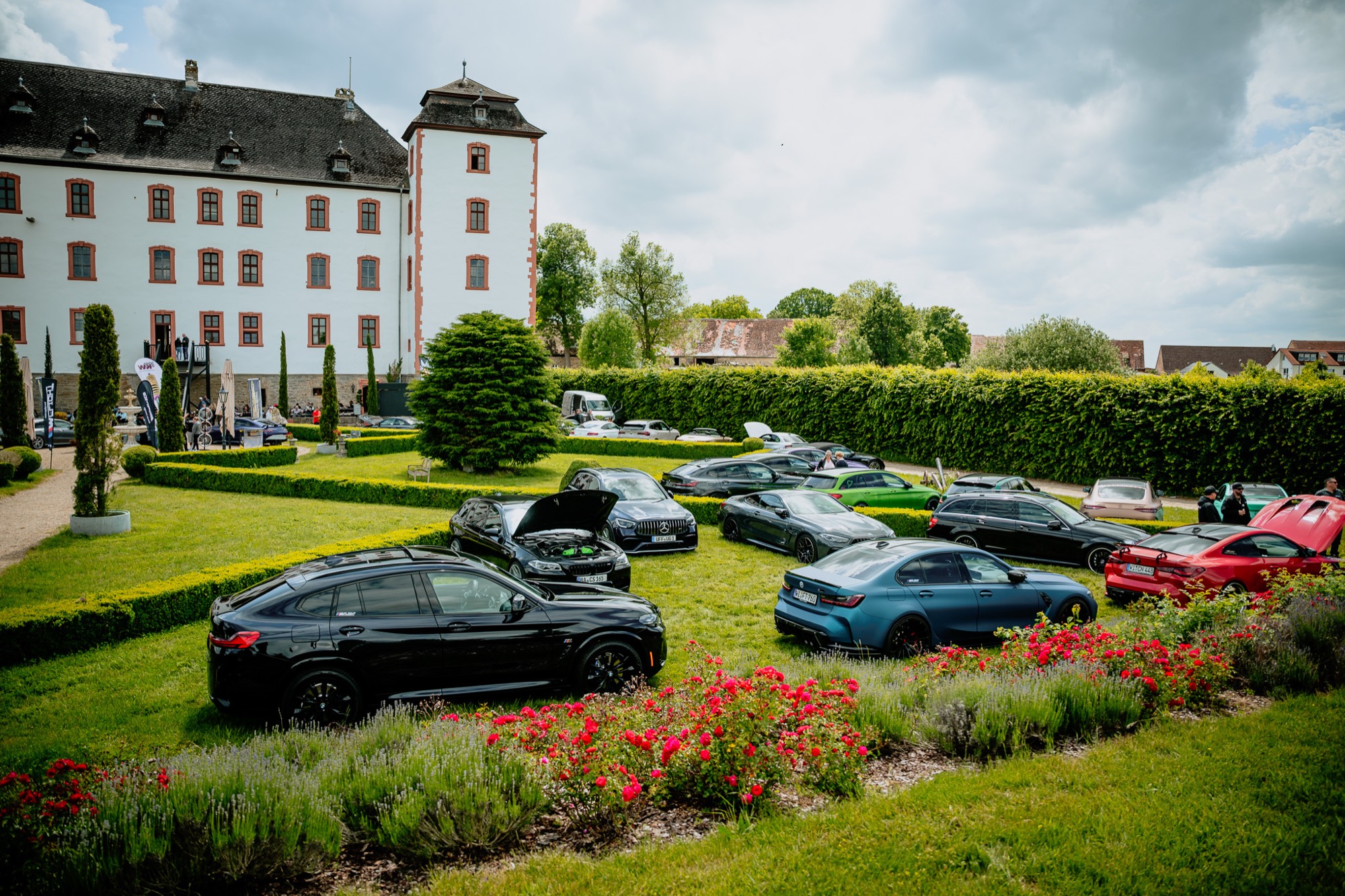 Fahrzeuge im Schlossgarten mit Blick auf das Schloss
